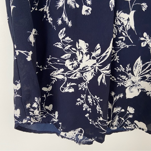 MANDEE NAVY/WHITE FLORAL VNECK TOP/BLOUSE WITH TULIP CAP SLEEVES,MEDIUM - Picture 7 of 12